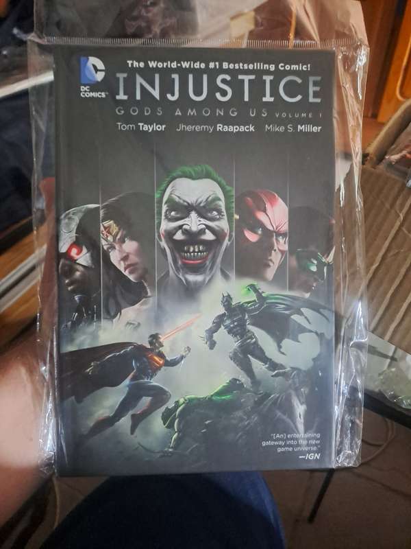 Injustice Vol.1 Gods Among Us [ISBN 9781401245009] (DC)