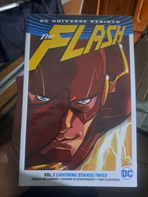 DC Universe Rebirth The Flash  Vol.1 Lightning Strikes Twice [ISBN 9781401267841] (DC)