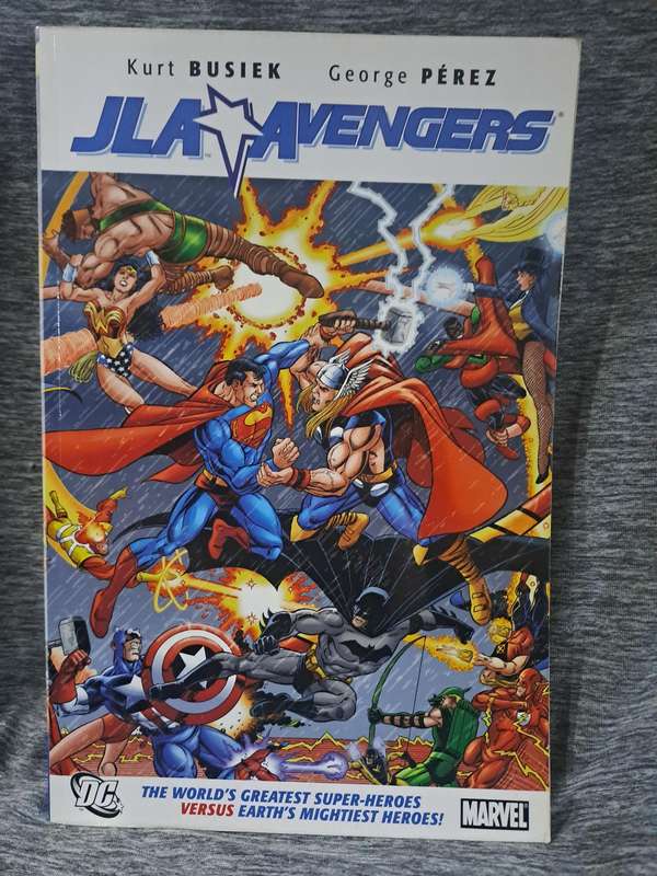 JLA avengers [ISBN 9781401219574](DC Comics/Marvel Comics)(slight plastic scratches but rare book)