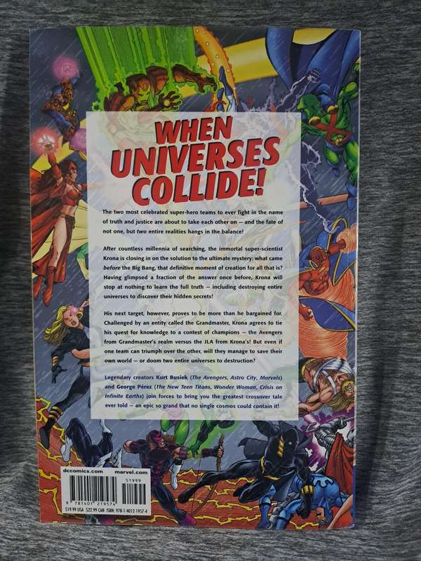 JLA avengers [ISBN 9781401219574](DC Comics/Marvel Comics)(slight plastic scratches but rare book)