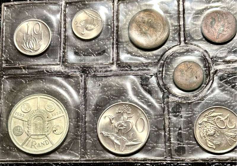 1974 UNC MINTPACK WITH COLLECTABLE R1 and 1/2CENT