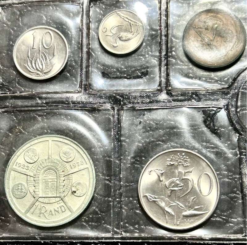 1974 UNC MINTPACK WITH COLLECTABLE R1 and 1/2CENT