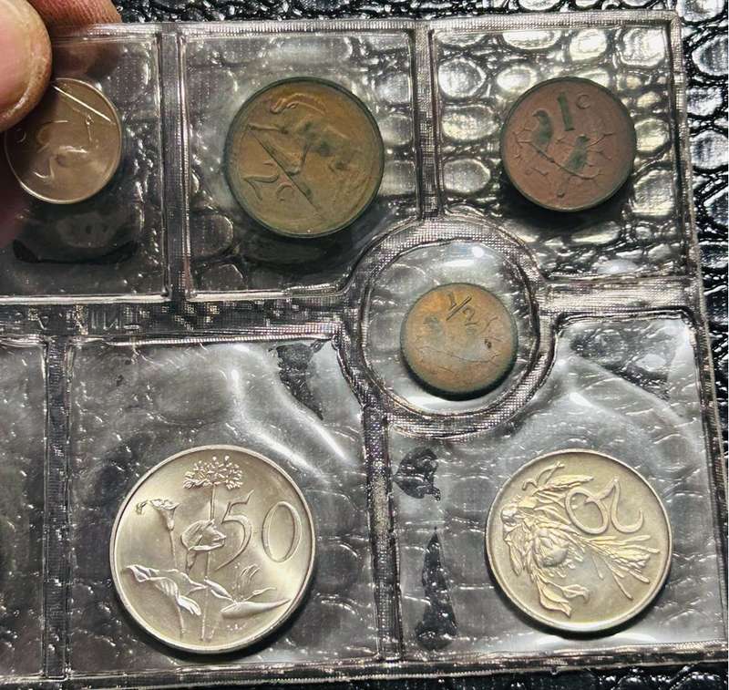 1974 UNC MINTPACK WITH COLLECTABLE R1 and 1/2CENT