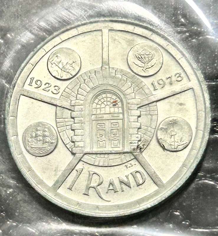 1974 UNC MINTPACK WITH COLLECTABLE R1 and 1/2CENT