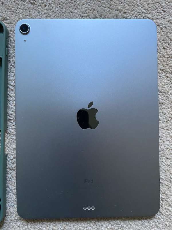 Like New iPad Air 4th Gen | 64GB | Free Folio Cover!