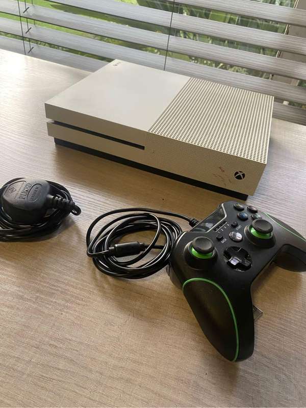 XBOX ONE S (READ)