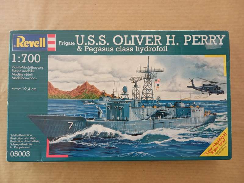 Scale Model Kit 1:700 - USS Oliver H Perry - Revell