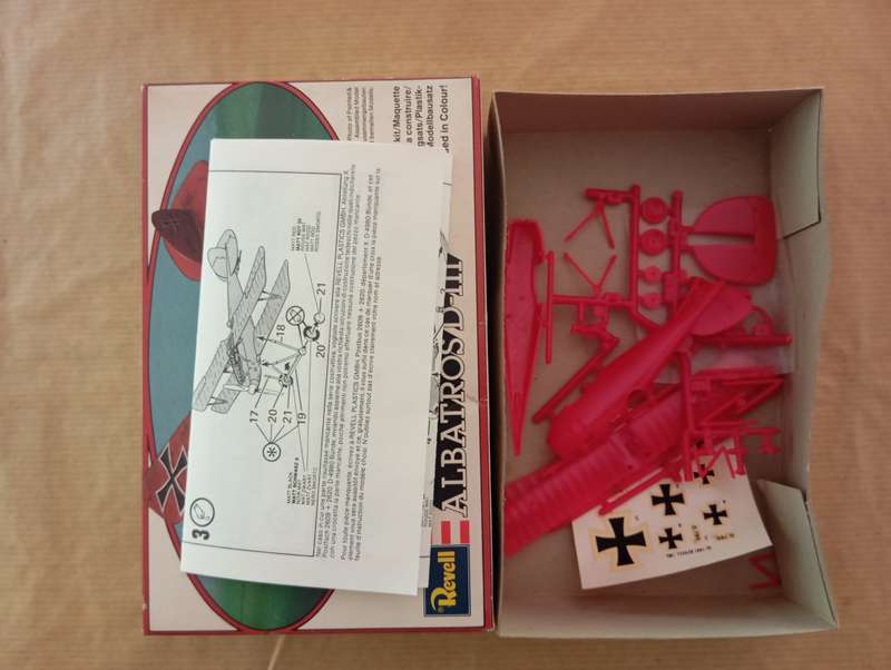 Scaled Model Kit 1:72 - Albatross D-III - Revell