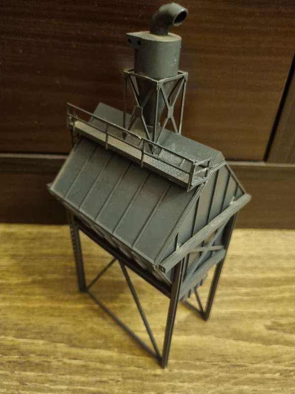 H0 /00 Scale Coal Loading Bin and 3-Wheeler with Trailer carrying barrels.