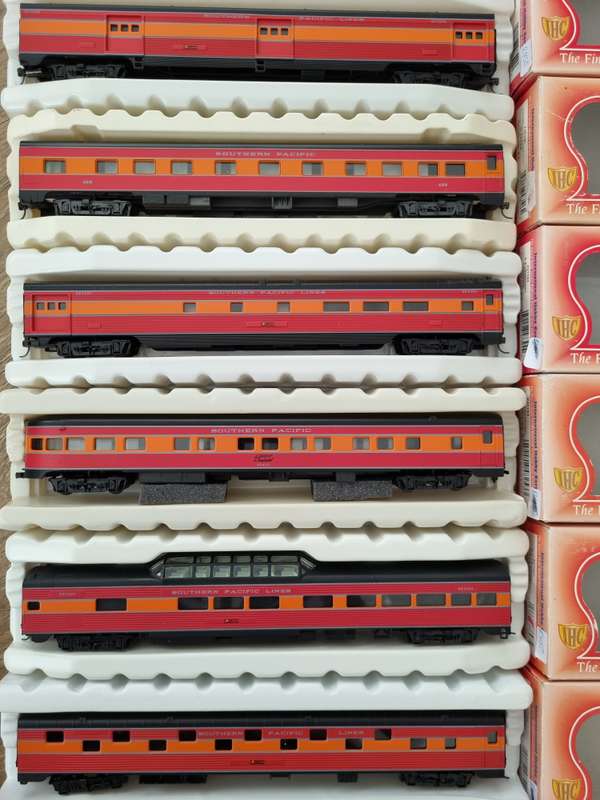 H0 Scale - Passenger cars in Southern Pacific livery.
