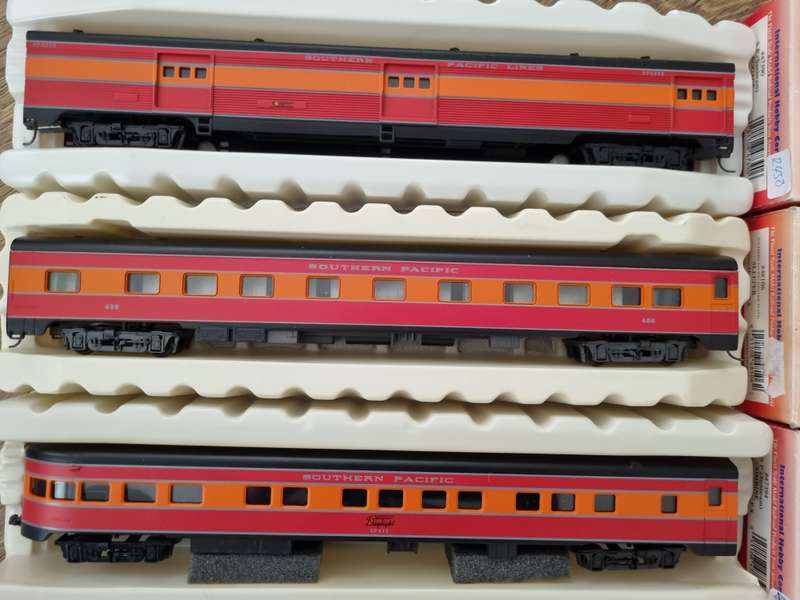 H0 Scale - Passenger cars in Southern Pacific livery.