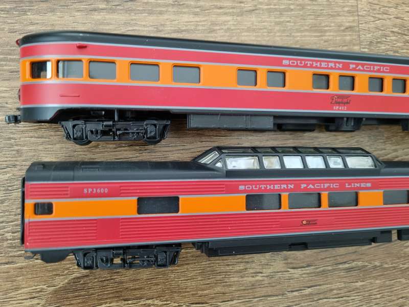 H0 Scale - Passenger cars in Southern Pacific livery.