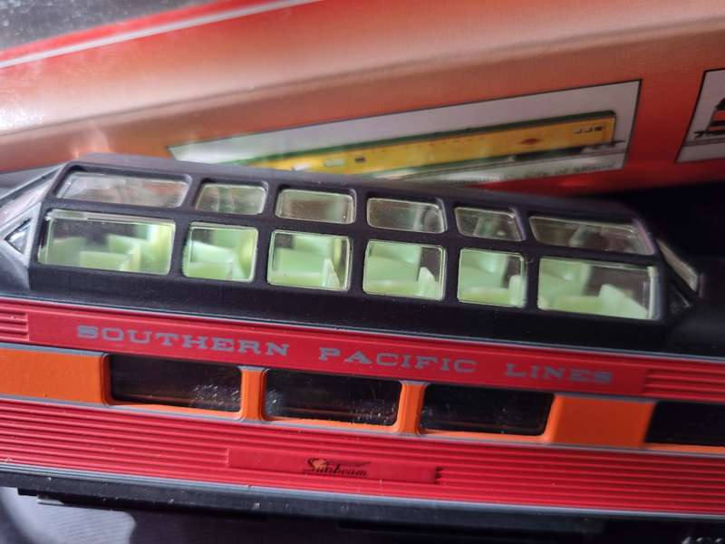 H0 Scale - Passenger cars in Southern Pacific livery.
