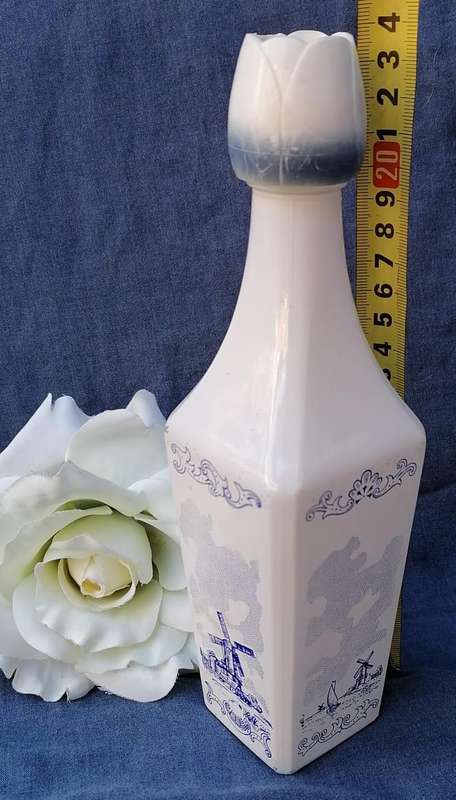 VINTAGE VANDERMINT LIQUEUR GLASS BOTTLE WITH WINDMILL DESIGN AND TULIP SHAPED LID