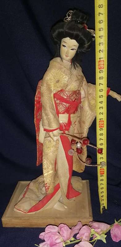 VINTAGE JAPANESE GEISHA/MAIKO FIGURINE ON WOODEN BASE