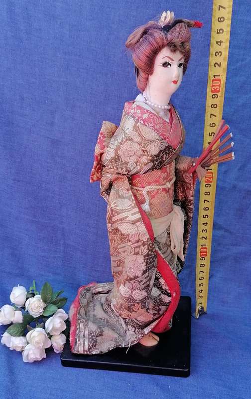 VINTAGE JAPANESE GEISHA/MAIKO FIGURINE ON WOODEN BASE