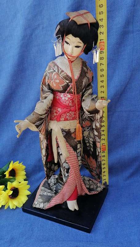 *VINTAGE JAPANESE GEISHA/MAIKO FIGURINE ON WOODEN BASE