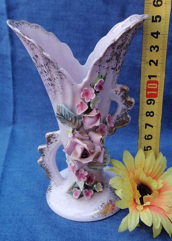 VINTAGE LEFTON CHINA HANDPAINTED FLORAL VASE WITH GOLD DETAIL
