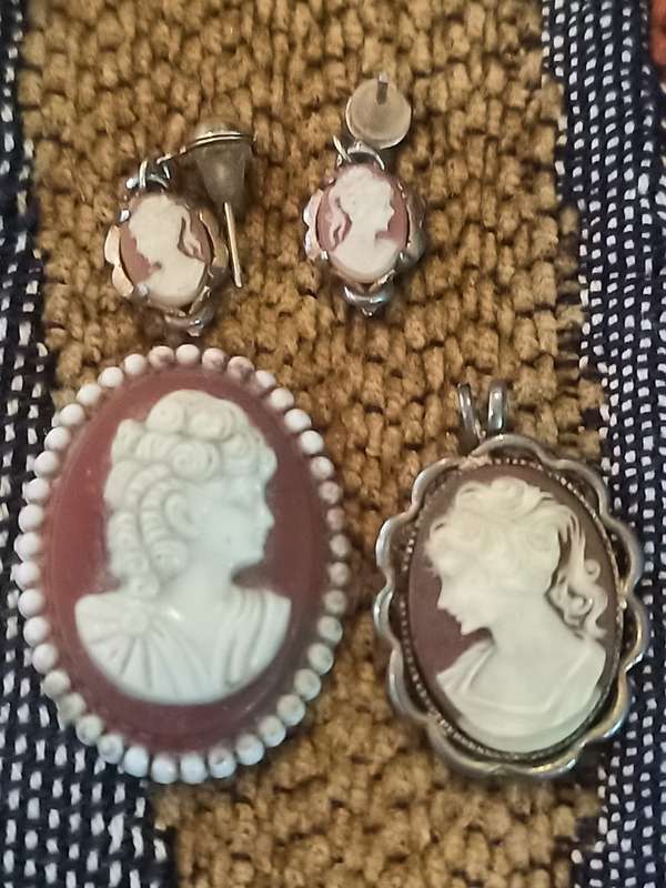 !!! CRAZY R1 START !!! Collectors cameo pendant and earinings