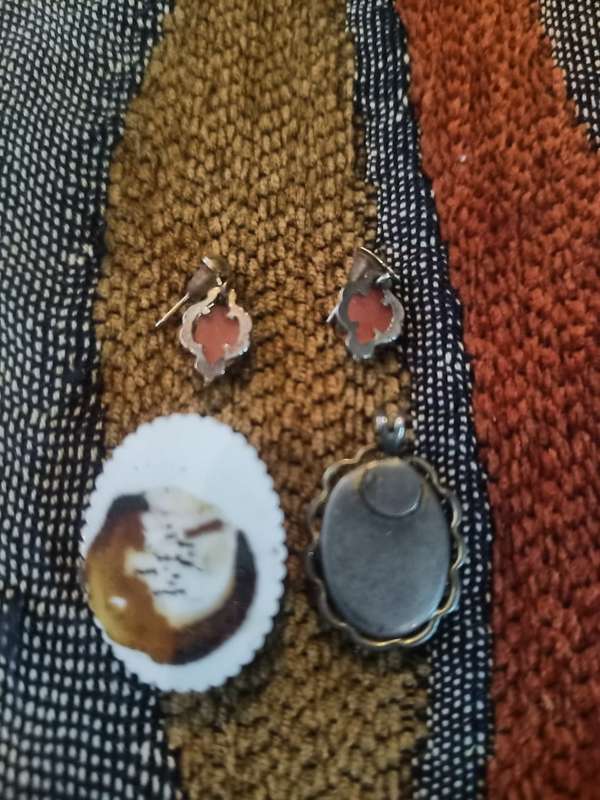 !!! CRAZY R1 START !!! Collectors cameo pendant and earinings