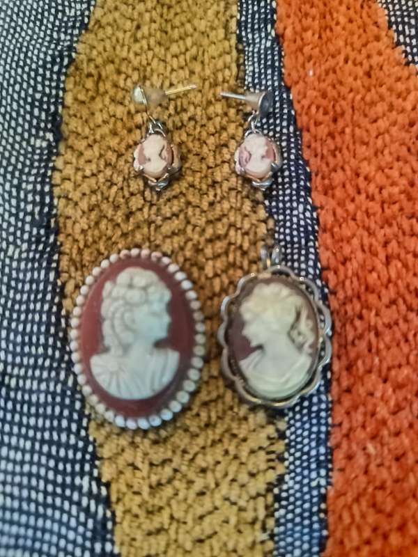 !!! CRAZY R1 START !!! Collectors cameo pendant and earinings