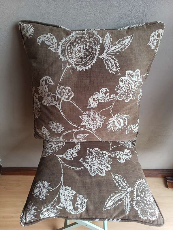 Two Stunning scattered cushions