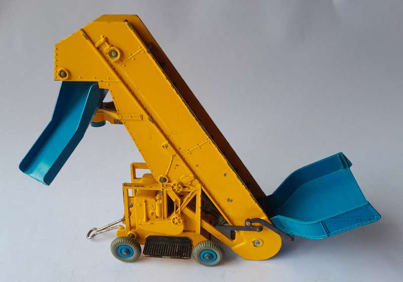 Dinky Toys 964 Elevator Loader In Original Box.  Height : 15.5cm.