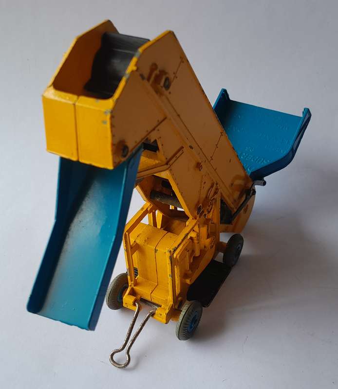 Dinky Toys 964 Elevator Loader In Original Box.  Height : 15.5cm.