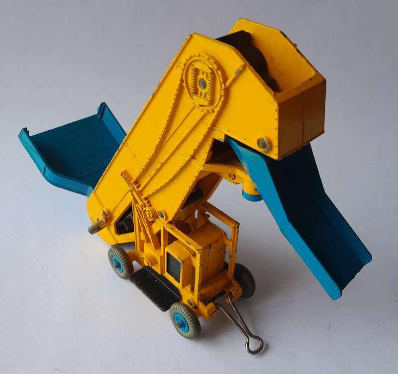 Dinky Toys 964 Elevator Loader In Original Box.  Height : 15.5cm.