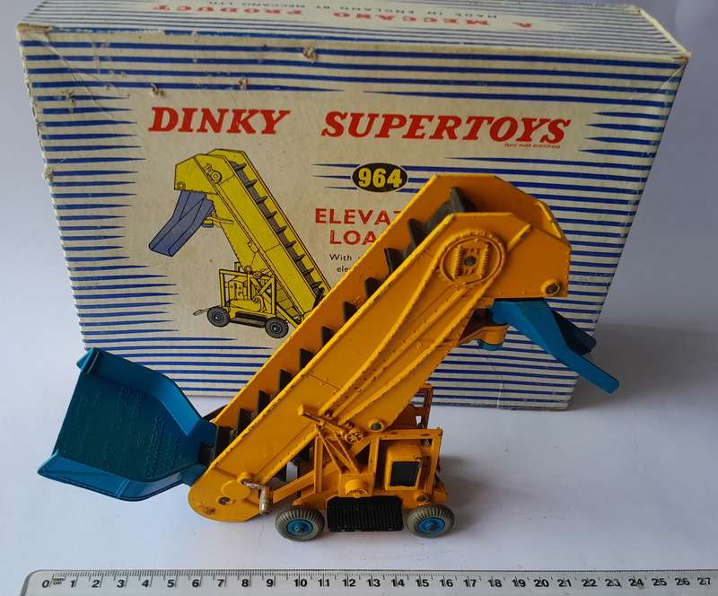 Dinky Toys 964 Elevator Loader In Original Box.  Height : 15.5cm.