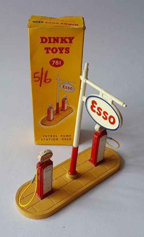 Dinky Toys 781 Petrol Pumps Station "Esso" In Original Box.