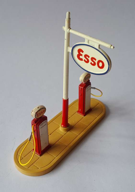 Dinky Toys 781 Petrol Pumps Station "Esso" In Original Box.