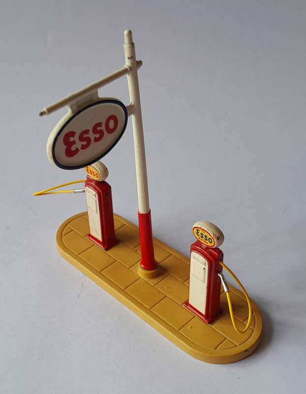 Dinky Toys 781 Petrol Pumps Station "Esso" In Original Box.