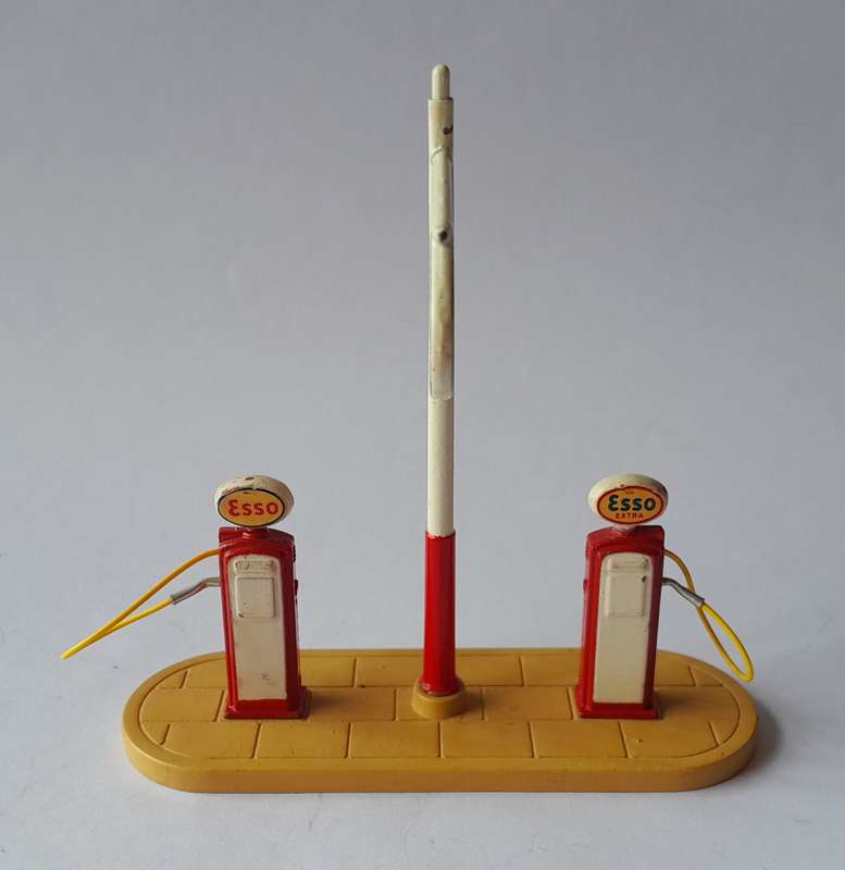 Dinky Toys 781 Petrol Pumps Station "Esso" In Original Box.
