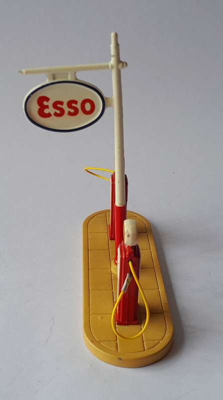 Dinky Toys 781 Petrol Pumps Station "Esso" In Original Box.