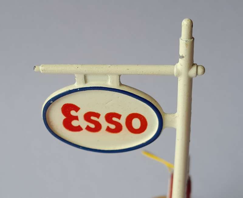 Dinky Toys 781 Petrol Pumps Station "Esso" In Original Box.