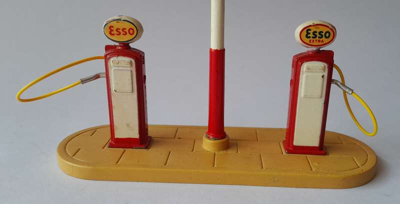 Dinky Toys 781 Petrol Pumps Station "Esso" In Original Box.