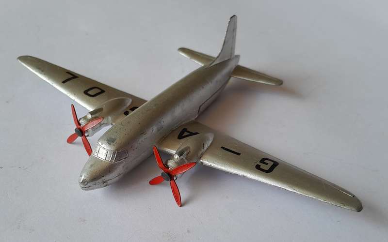 Dinky Toys 704 Avro York Air Liner (Original Box) & 70c Viking Air Liner (Unboxed).