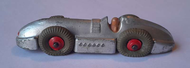 Dinky Toys 23e Speed of the Wind Racing Car. 10.3cm.