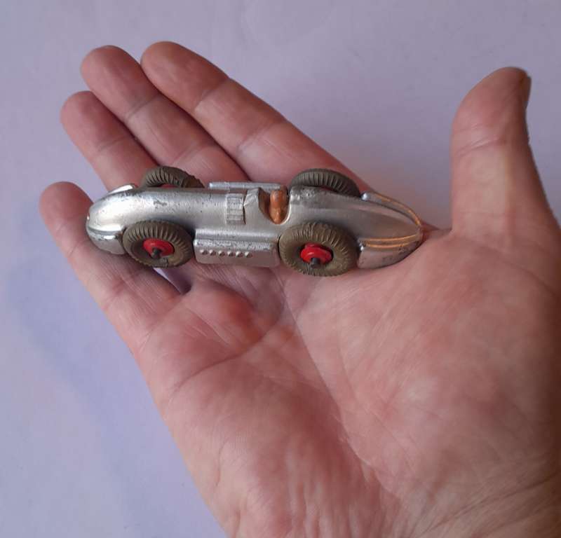 Dinky Toys 23e Speed of the Wind Racing Car. 10.3cm.