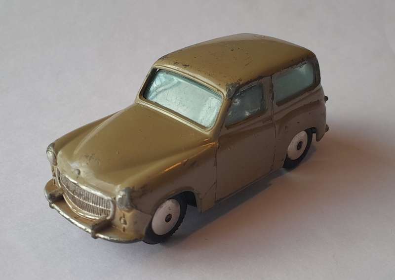 Corgi Toys 206 Hillman Husky Estate (Unboxed). 8.6cm.
