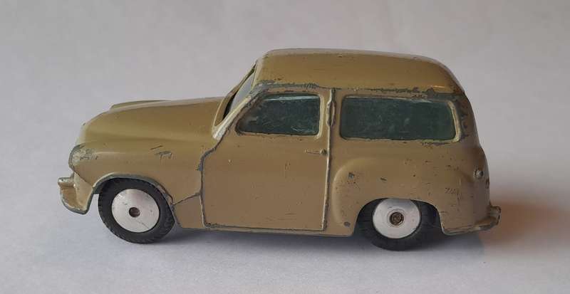 Corgi Toys 206 Hillman Husky Estate (Unboxed). 8.6cm.