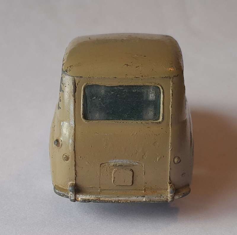 Corgi Toys 206 Hillman Husky Estate (Unboxed). 8.6cm.