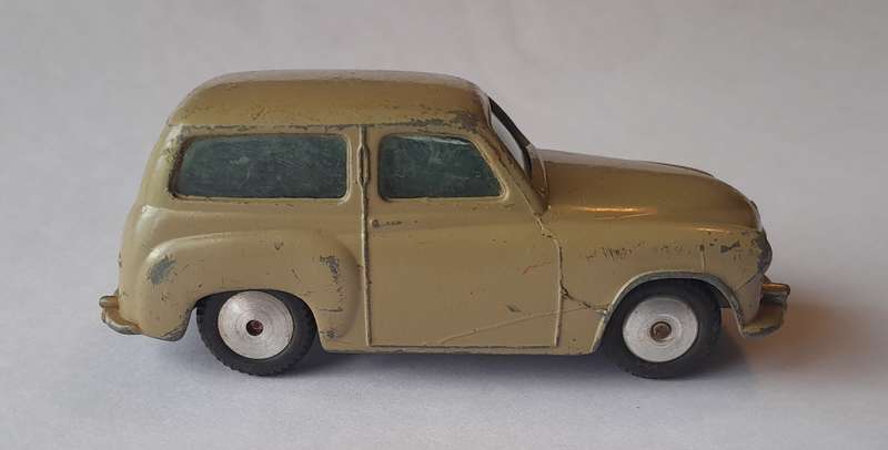 Corgi Toys 206 Hillman Husky Estate (Unboxed). 8.6cm.
