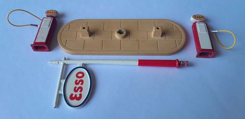 Dinky Toys 781 Petrol Pumps Station "Esso" In Original Box.