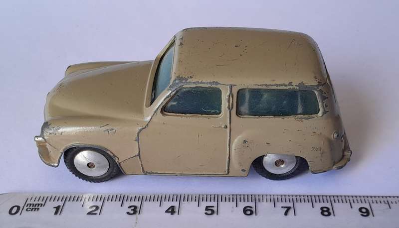 Corgi Toys 206 Hillman Husky Estate (Unboxed). 8.6cm.