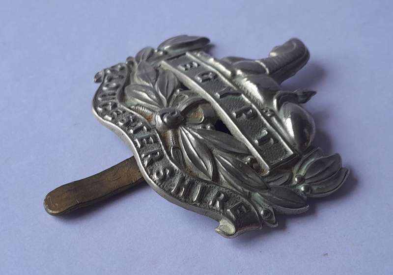 WW1/WW2 Pattern Gloucestershire Regiment Cap Badge With Slider.