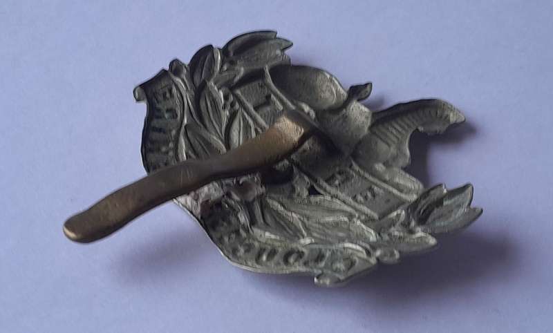 WW1/WW2 Pattern Gloucestershire Regiment Cap Badge With Slider.