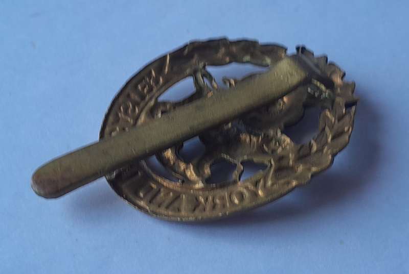 WW1/WW2 Pattern York And Lancaster Regiment Cap Badge With Slider.