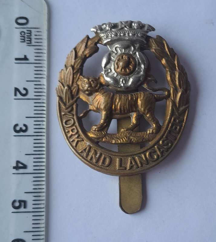 WW1/WW2 Pattern York And Lancaster Regiment Cap Badge With Slider.